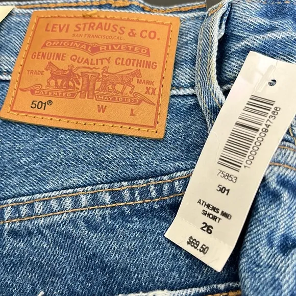 Aritzia Levi's color blue 501 Original Short