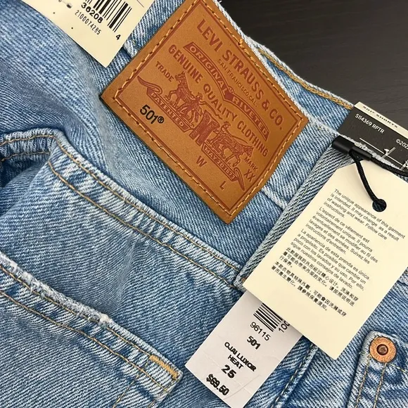 Aritzia Levi's color blue 501 Original Short