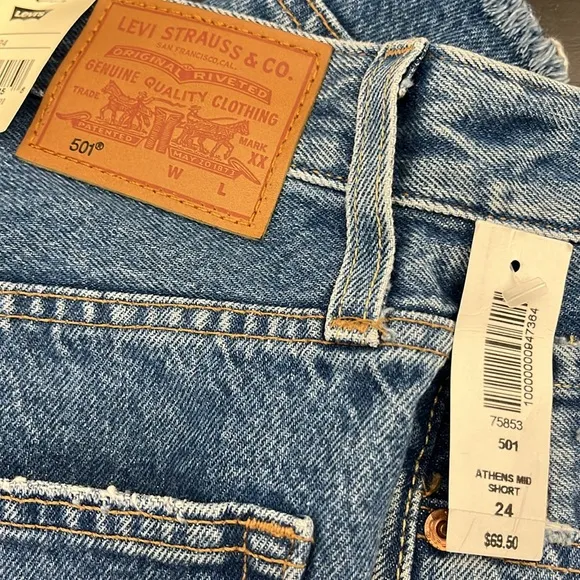 Aritzia Levi's color blue 501 Original Short