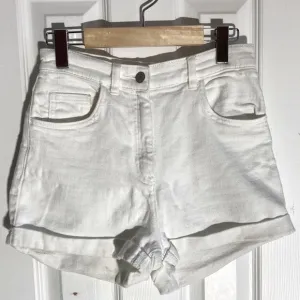 Aritzia Wilfred free off white stretchy soft high waist denim shorts size 6