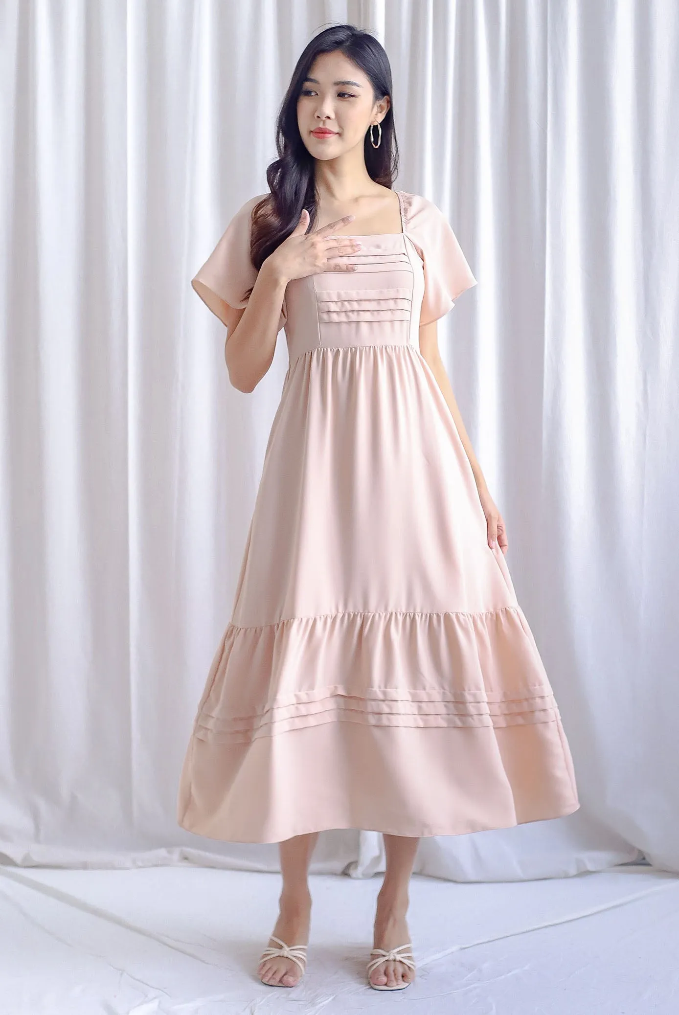 Bevelia Flutter Sleeve Pleated Maxi Dress In Nude Pink