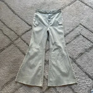 Free People We The Free jeans High Rise Youthquake super Flare Light Wash 27