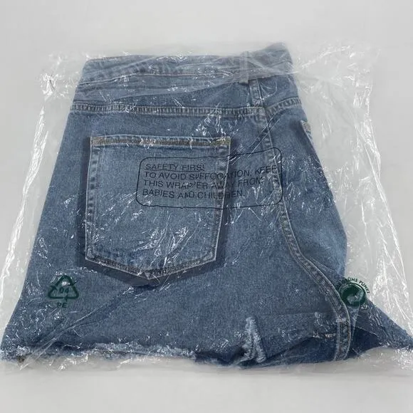 Good American Bombshell Shorts 18