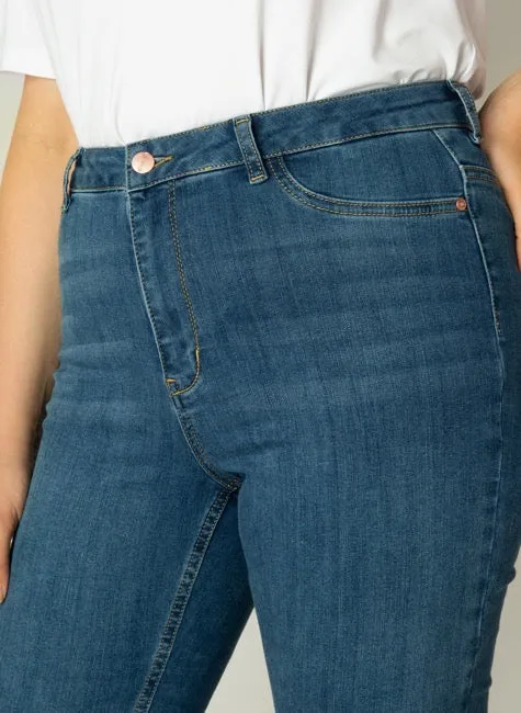Jeans High Rise Faya Taille Plus (Mid Blue) de Yesta
