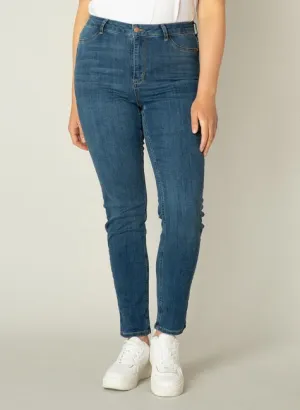 Jeans High Rise Faya Taille Plus (Mid Blue) de Yesta