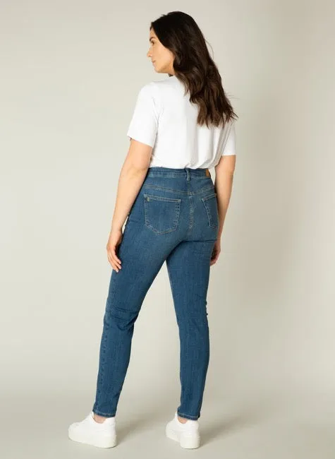 Jeans High Rise Faya Taille Plus (Mid Blue) de Yesta