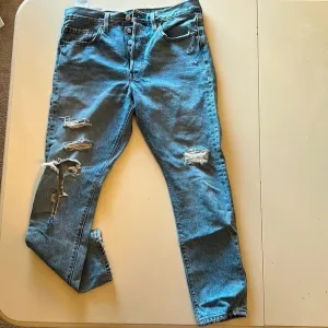 Levi’s Women’s Distressed Skinny Jeans