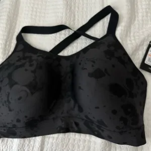 NWT fitted under armour sports bra